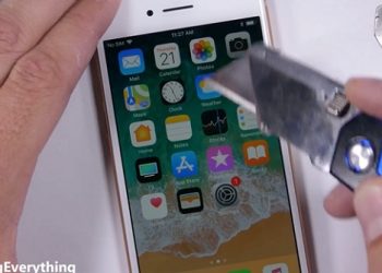 Thử độ bền bằng cách bẻ cong iPhone 8, kết quả không hề khiến chúng ta thất vọng
