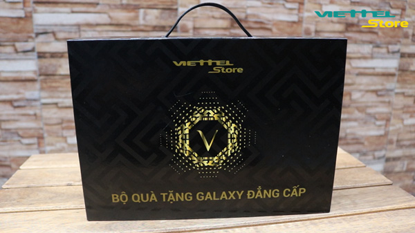 Cách đóng gói bộ quà tặng đẳng cấp của Viettel Store