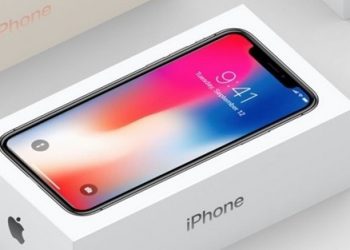 Nếu lần trước là xuất hiện trên website của Apple thì lần này, hộp đựng iPhone X lại khiến người dùng xôn xao khi xuất hiện “bằng xương bằng thịt” ngoài đời thực
