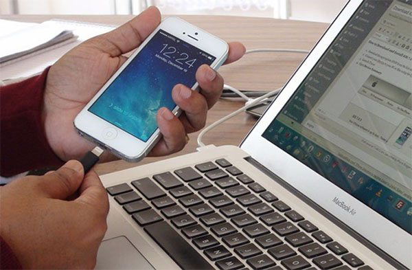 Kết nối iPhone với máy tính bằng cáp USB