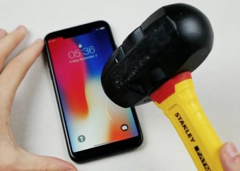 Bài kiểm tra độ bền iPhone X với dao và búa do kênh YouTube TechRax thực hiện.