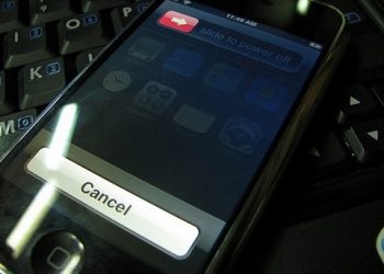 Làm sao để tắt iPhone không cần dùng nút nguồn?