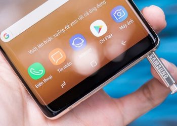 Lộ giá bán Galaxy Note 9 Theo nhiều thông tin, smartphone cao cấp thế hệ mới của Samsung có giá niêm yết tăng 15% so với Galaxy Note 8. Theo Phone Arena, lộ giá bán Galaxy Note 9 có thể là nỗi sợ đối với người dùng ở châu Âu khi nhiều loại thuế khiến chiếc máy này trở nên đắt hơn. Sau nhiều thông tin lộ giá bán Galaxy Note 9 với mức giá ban đầu khoảng 1.200USD được một nhân viên của hãng ở Phần Lan tiết lộ. Thì một trang tin mang tên Tutto Android đem đến mức giá của Galaxy Note 9 tại Italy. Chiếc máy này sẽ được bán ra tại đây từ 24/08 với 3 tuỳ hconj màu sắc: đen, tím, xanh. Xem thêm: Tìm hiểu về sạc không dây kép của Samsung sẽ được ra mắt cùng chiếc Galaxy Note 9 9/8 tới đây Galaxy Note 9 sẽ ra mắt tại Mỹ Đặc biệt tại thị trường này, Galaxy Note 9 sẽ có hai cấu hình bới bộ nhớ 128GB với giá 1.029 Euro, tương đương 1.200USD (27,7 triệu đồng). Bên cạnh đó, bản cao cấp với bộ nhớ 512GB có giá 1.279 Euro, khoảng 1.500USD (34,4 triệu đồng). Chưa hết, trang này còn thông báo rằng, sau khi lộ giá bán Galaxy Note 9, giá chính thức còn có thể tăng lên nữa.