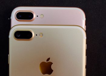 iPhone 7 Plus thật (trên) có 4 bóng đèn flash, iPhone 7 Plus giả (dưới) chỉ có 2