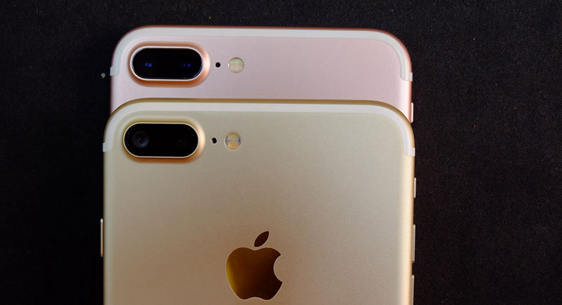 iPhone 7 Plus thật (trên) có 4 bóng đèn flash, iPhone 7 Plus giả (dưới) chỉ có 2 iPhone 7 Plus thật (trên) có 4 bóng đèn flash, iPhone 7 Plus giả (dưới) chỉ có 2