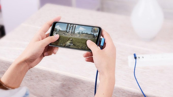 Tránh việc vừa dùng điện thoại chơi game, xem phim vừa sạc