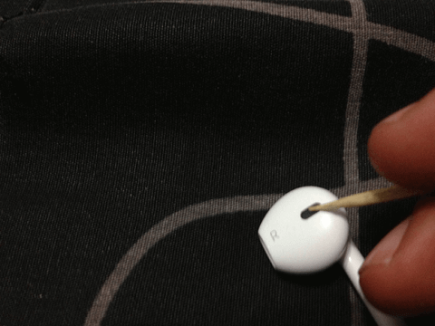 Vệ sinh tai nghe iPhone sạch như mới