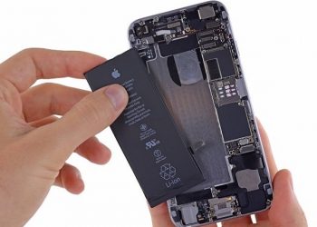 Viettel Store hỗ trợ khách hàng thay pin iPhone chính hãng