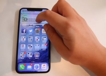 YouTuber Brooke Amelia Peterson vừa mới chia sẻ đoạn video trên tay iPhone X ngay trên kênh YouTube của mình