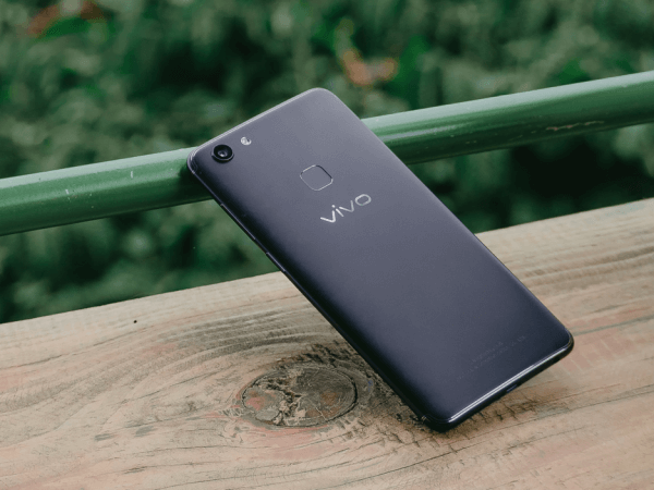Thiết kế đơn giản, tinh tế và sang trọng trên Vivo V7 Thiết kế đơn giản, tinh tế và sang trọng trên Vivo V7