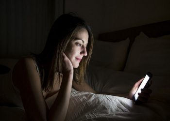 5 cách bảo vệ mắt khi dùng điện thoại trong môi trường thiếu sáng
