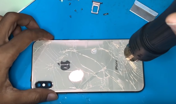 Bạn phải tắt nguồn, tháo sim và chuẩn bị một máy sấy công suất cao. Thay mặt lưng iPhone X