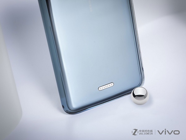 Vivo Apex sử dụng chân kết nối từ tính MagPort ở phía sau lưng để sạc và truyền dữ liệu Vivo Apex sử dụng chân kết nối từ tính MagPort ở phía sau lưng để sạc và truyền dữ liệu