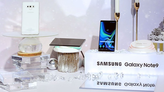 Galaxy Note 9 và iPhone Xs Max là hai đối thủ cạnh tranh trực tiếp tại phân khúc smartphone cao cấp Galaxy Note 9 và iPhone Xs Max là hai đối thủ cạnh tranh trực tiếp tại phân khúc smartphone cao cấp