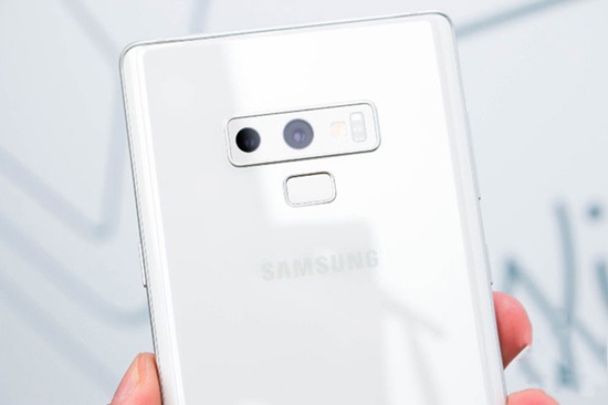 Giá bán của iPhone Xs Max đang cao hơn rất nhiều so với Galaxy Note 9 Giá bán của iPhone Xs Max đang cao hơn rất nhiều so với Galaxy Note 9