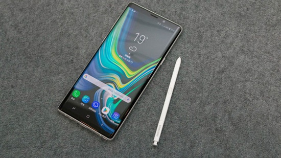 Mặt lưng sáng bóng của iPhone Xs Max cũng đươc chế tác tinh tế và "sang chảnh" hơn Galaxy Note 9 Mặt lưng sáng bóng của iPhone Xs Max cũng đươc chế tác tinh tế và "sang chảnh" hơn Galaxy Note 9