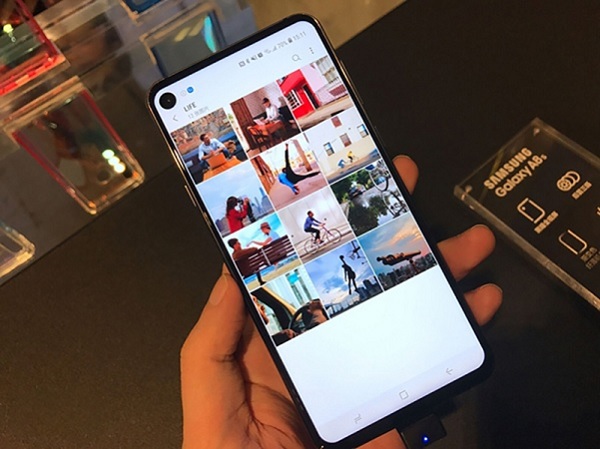 Galaxy A8s với màn hình nốt ruồi
