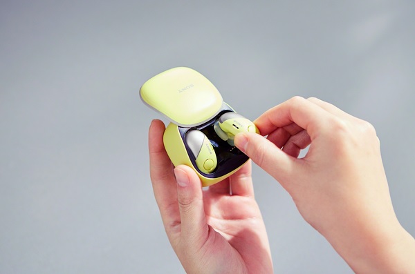 Tai nghe WF-SP700N mang lại cảm giác đeo thoải mái và chống mồ hôi,