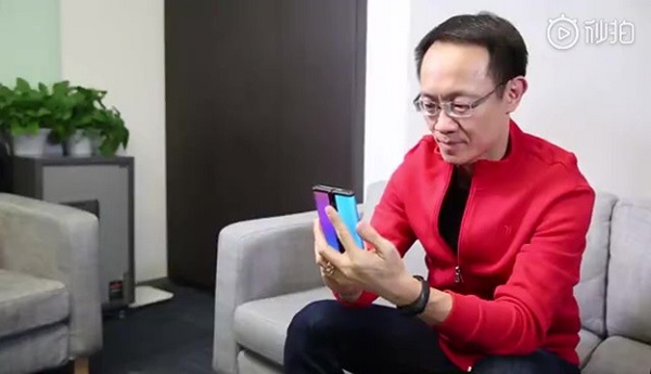 Chủ tịch Lin Bin trải nghiệm thiết bị màn hình gập Xiaomi Dual Flex/ Xiaomi MIX Flex Chủ tịch Lin Bin trải nghiệm thiết bị màn hình gập Xiaomi Dual Flex/ Xiaomi MIX Flex