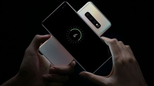 Tính năng Wireless PowerShare giúp bạn biến Galaxy S10 thành sạc không dây