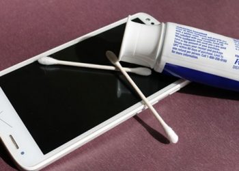 Cách làm mờ vết xước trên vỏ điện thoại cực đơn giản