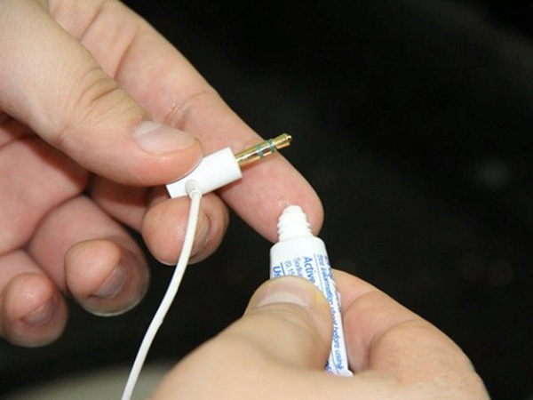 Vệ sinh bằng kem đánh răng