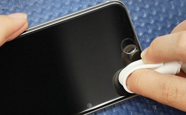 Mẹo chụp ảnh đẹp trên smartphone – vệ sinh ống kính trước khi chụp