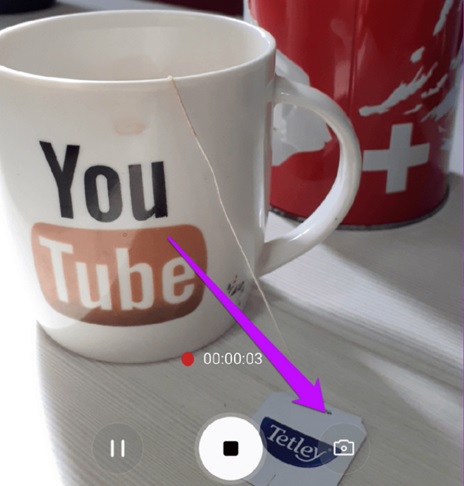 M20 cũng có chức năng chụp ảnh khi quay video như trên các sản phẩm đắt tiền hơn M20 cũng có chức năng chụp ảnh khi quay video như trên các sản phẩm đắt tiền hơn
