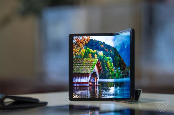 Mẫu smartphone màn hình gấp tương tự Galaxy Fold
