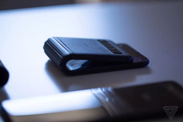 Smartphone màn hình gập của TCL trông khá lạ mắt
