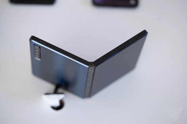 Mặt sau smartphone màn hình gập của TCL