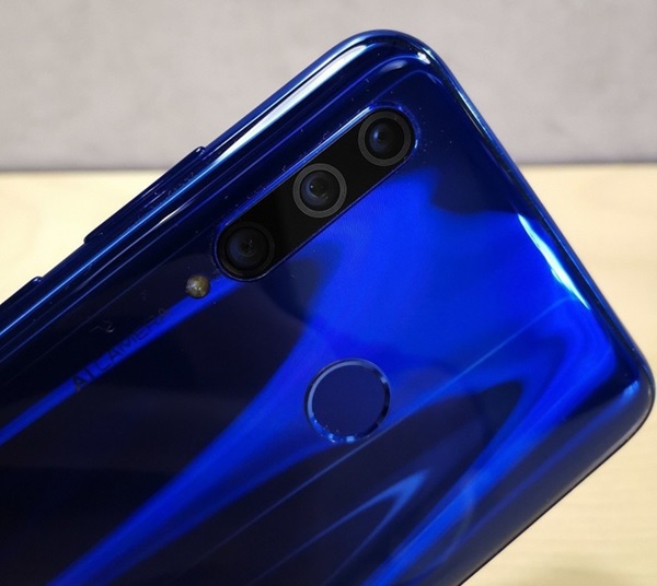 Cụm 3 camera và cmar biến vân tay của Honor 10
