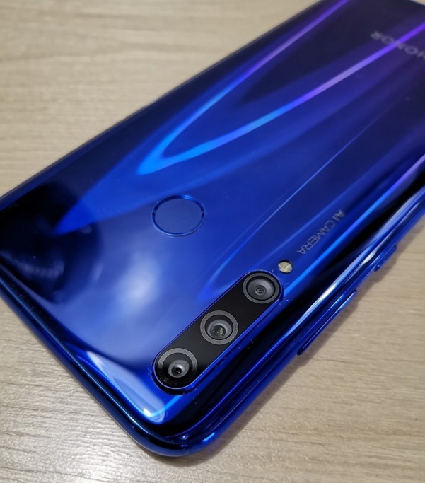 Cụm 3 camera và cmar biến vân tay của Honor 10 (1)