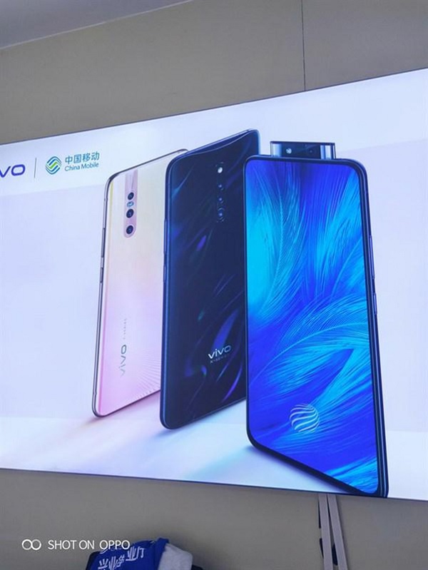 Poster cho thấy camera của Vivo X27 Pro sẽ được lắp đặt ở giữa