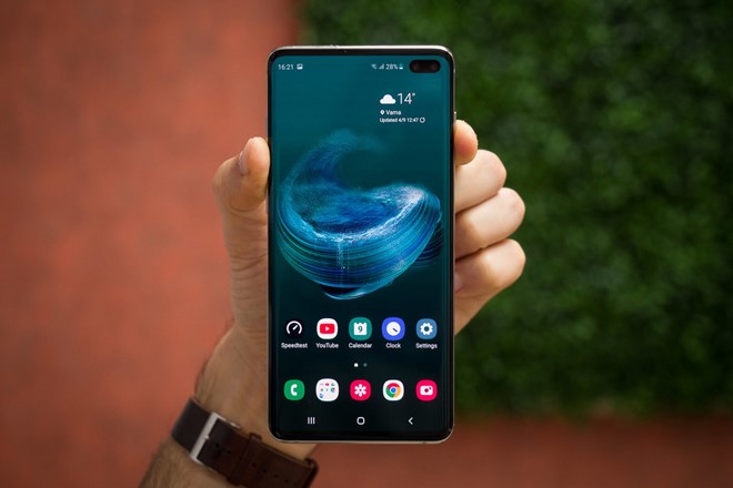 Chụp ảnh màn hình trên Galaxy S10 bằng nút nguồn(bên phải) và nút âm lượng(bên trái)