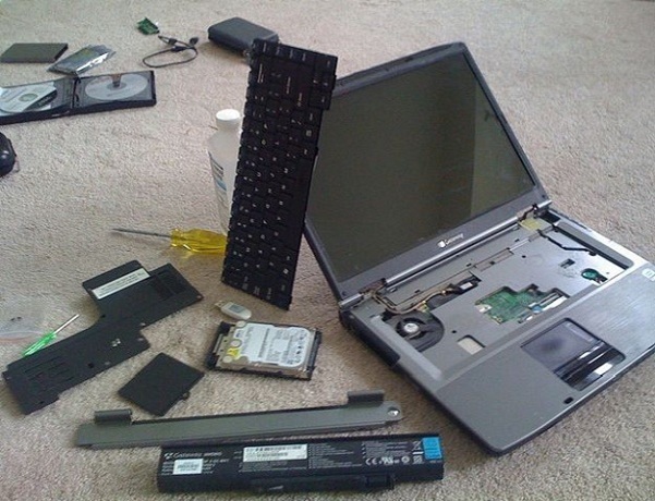 Tự tháo laptop để lau khô linh kiện