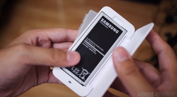 Thay pin trên smartphone là điều không dễ dàng