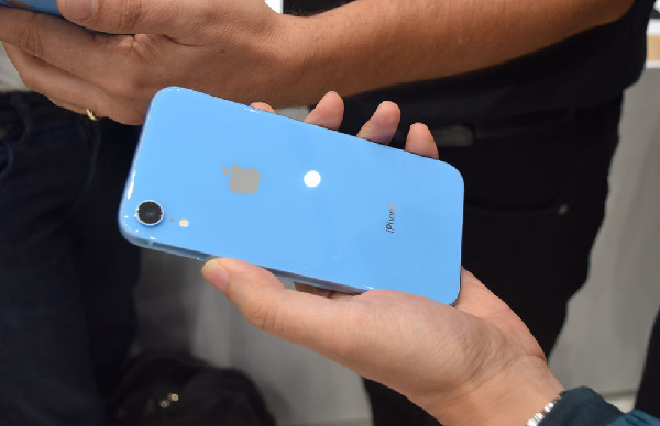 So sánh iPhone X và XR (2)