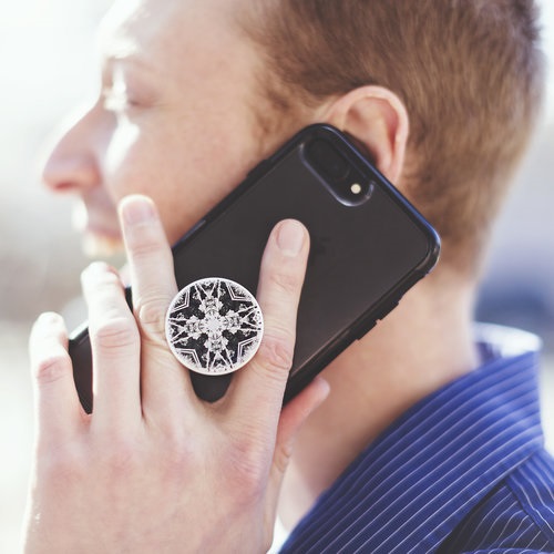 Popsockets sẽ làm điểm tựa cho những ngón tay giúp giữ điện thoại chắc chắn hơn