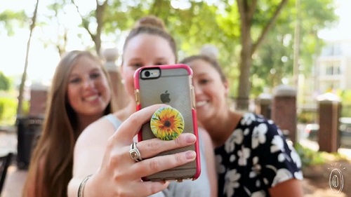 Popsocket giúp việc “tự sướng” bằng camera selfie nhanh chóng và tiện hơn