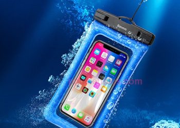 Sử dụng túi bảo vệ sẽ giúp bạn bảo vệ điện thoại khi đi biển