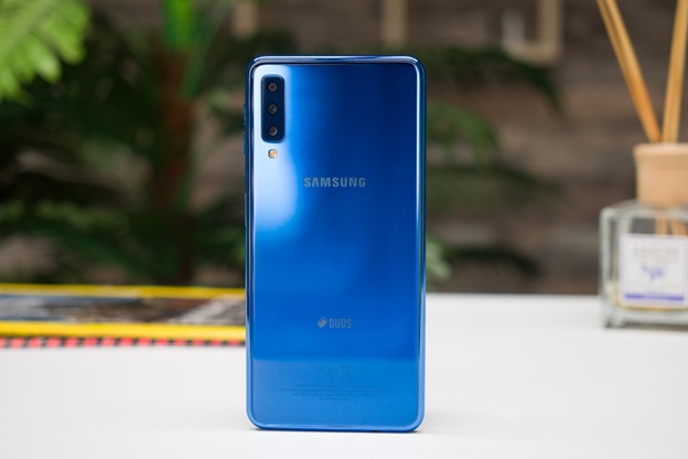Samsung Galaxy A7 trang bị cụm 3 camera sau