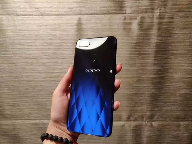Oppo F9 thiết kế thân máy chuyển màu gradient 