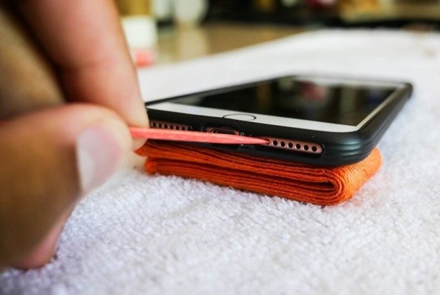 Vệ sinh loa ngoài để khắc phục lỗi mất tiếng