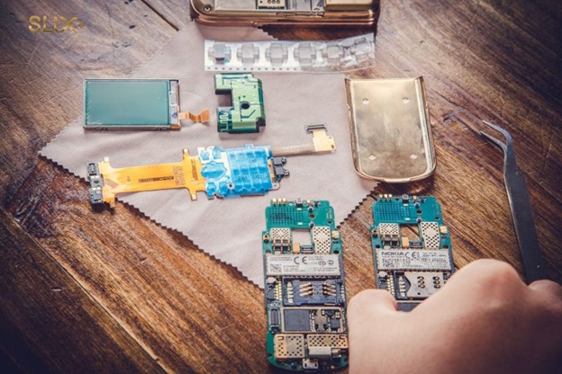 Điện thoại bị lỗi phần cứng do bị rơi vỡ hay chịu va đập mạnh khiến loa trong bị hỏng