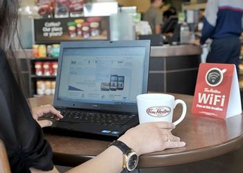 Sử dụng Wi-Fi miễn phí tại quán cà phê