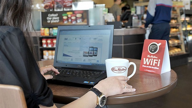 Sử dụng Wi-Fi miễn phí tại quán cà phê