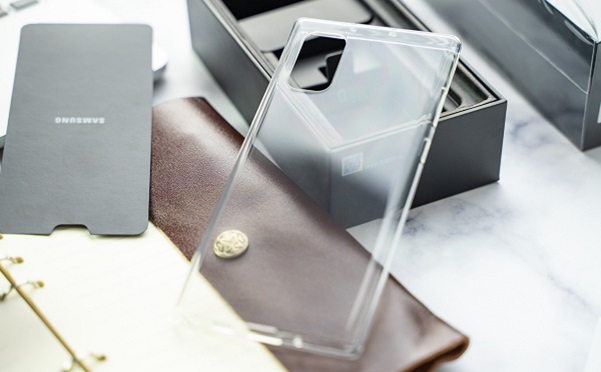 Đi kèm là ốp lưng nhựa dẻo cao cấp, hơi khác so với bản Galaxy Note 10