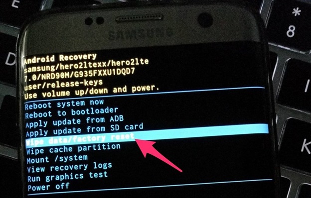 Chọn lệnh Wipe data/factory reset