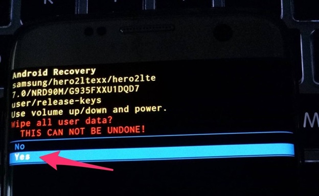 Cuối cùng, nhấn chọn Yes, delete all user data và chờ 1 chút để thiết bị khởi động lại là hoàn tất. 